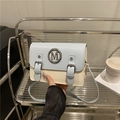 Modische blau-beige Umhängetasche mit M-Metallsymbol und schmalem Schultergurt - Weiß und Blau