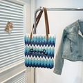 Blaue gestreifte Strohtasche mit Summer-Stickerei und braunen Kunstleder-Tragegriffen - Blau