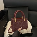 Elegante borsa quadrata bordeaux con stampa a serpente e dettagli dorati - Rosso