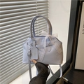 Hellblaue minimalistische Handtasche mit Spitzenschleife und Umhängegurt für Damen - Blau