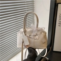 Elegante cremefarbene quadratische Handtasche mit Spitzenschleife und Schultergurt - Weiß