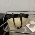 Schicke beige Strohtasche mit schwarzen Kunstlederbesätzen und Schulterriemen - Groß / Khakischwarz