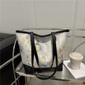 Sac cabas à fleurs avec franges et base en cuir noir au design artistique moderne - Noir