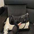Glänzende schwarze baguette schultertasche mit silberschnallen in geschenkbox - Schwarz