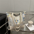 Grand sac cabas à motif floral avec détails en cuir crème et texture à franges chic - Beige