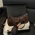 Dunkelbraune Baguette-Tasche aus Lackleder mit Doppel-Schnallentaschen in einer Geschenkbox - Braun