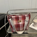 Rote karierte Canvas-Tragetasche mit Mode-Lederetikett und Jacquard-Gurt - Rot