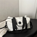 Weiße wasserfeste Reisetasche aus Oxford-Stoff mit schwarzen Riemen und Logo-Detail - Weiß
