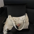 Schicke beige Baguette-Schultertasche aus Glanzleder mit Doppel-Fronttaschen und Schnallen - Weiß