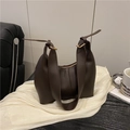 Bolso tipo cubo minimalista en cuero marrón oscuro con hebilla dorada y correa - Marrón