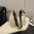 Bolso tipo cubo minimalista en cuero blanco crema con correa ancha ajustable marrón oscuro - Blanco