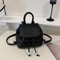 Mini mochila de mujer en cuero PU negro mate con cordón y cuentas de colores decorativas - Negro
