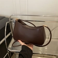 Borsa a mezzaluna marrone scuro minimalista con finitura in pelle liscia e fibbia dorata - Marrone