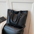 Bolso tote negro grande con letras en relieve y placa metálica dorada con texto FASHION - Negro