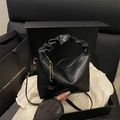 Bolso tipo cubo negro minimalista con textura plisada y elegante asa estilo nube - Negro