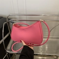 Borsa a spalla a mezzaluna rosa acceso in pelle opaca con dettagli in metallo oro - rosa acceso