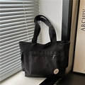 Bolso tote minimalista de lona negra con bolsillo de cremallera y correa ancha - Negro