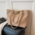 Bolso tote de cuero beige con letras en relieve y placa metálica dorada de moda - Caqui