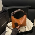 Bolso plisatdo color caramelo con textura vertical y asa marrón oscuro en caja de regalo - Marrón