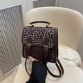 Zaino da donna piccolo in pelle marrone e stampa leopardata con dettagli dorati - Marrone