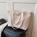 Bolso tote minimalista blanco roto en cuero repujado de gran capacidad con placa dorada - Blanco