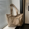 Bolso tote minimalista de lona caqui con bolsillo frontal y parche bordado redondo - Caqui
