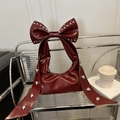 Sac à bandoulière rouge foncé avec rivets métalliques et grand nœud chic - Rouge