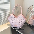 Borsa a spalla rosa con piccoli fiocchi neri e un'elegante trama plissettata - Con Ciondolo / Rosa