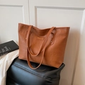 Bolso tote marrón de gran capacidad con letras grabadas y placa metálica de moda - Marrón