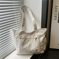 Bolso tote de lona crema minimalista con bolsillo frontal y parche decorativo - Blanco