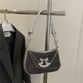 Elegante borsa a tracolla nera glitterata con fiocco d'argento e ciondolo di perle - Nero