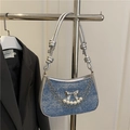 Borsa baguette in denim glitter blu con fiocco argento e dettaglio catena di perle - Blu
