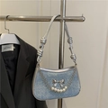Borsa a mezzaluna in denim azzurro con fiocco argento, perle e manico metallico - Azzurro