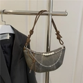 Bolso medialuna de mezclilla lavada verde vintage con cadenas de perlas y correa anudada - Negro