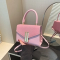 Bolso bandolera rosa con solapa texturizada y cierre de H dorado para mujeres - Rosa