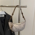 Bolso de media luna gris claro con correa marrón anudada y detalle de cadena de perlas - Gris