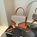 Bolso bandolera de cuero marrón y sarga beige con un elegante cierre dorado recto - Marrón