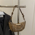 Bolso de media luna de lona marrón con colgante de perla y cadena, bolso de hombro - Marrón
