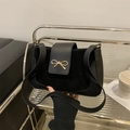 Schwarze Umhängetasche für Damen mit goldenem Schleifenverschluss und Materialmix - Schwarz