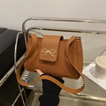 Retro Schultertasche aus Leder in Karamell mit goldener Schleife im Stadt-Stil - Braun