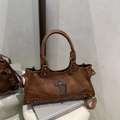 Bolso tote retro de cuero PU marrón con colgante de cruz y detalles de tachuelas - Marrón