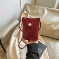 Mini bolso bandolera rojo vintage con hebilla de perla blanca y acabado brillante - Rojo