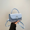 Minimalistische hellblaue Umhängetasche mit Texturmix und silberner Metallschnalle - Blau