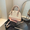 Beige mixed-texture shell bag with straw weave detail and leather shoulder strap - Khaki