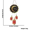 Detail einer hölzernen Ramadan-Mondplakette mit roten und goldenen Laternen und Fransen - Schwarzgoldener Mond Rote Laterne Stil