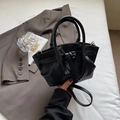 Borsa a mano intrecciata nera minimalista con doppi manici ad anello e tracolla - Nero