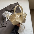 Borsa a secchiello intrecciata bianco crema con fibbia in metallo e tracolla sottile - Giallo