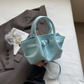 Secchiello azzurro con trama intrecciata, manici tondi e tracolla staccabile - Blu