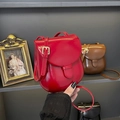 Bolso bandolera vintage rojo clásico con solapa y correa ajustable con acabado brillante - Rojo