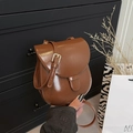 Bolso de hombro vintage marrón en piel sintética brillante y correa ajustable - Marrón